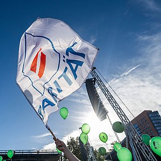 Eine Fahne des Paritätischen NRW vor einem blauen Himmel